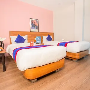 Oyo 136 Om Plaza Hotel